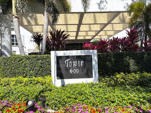 Mystic Pointe Tower 600  photo 2